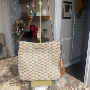 Michael Kors Jet Set Travel Messenger Bag